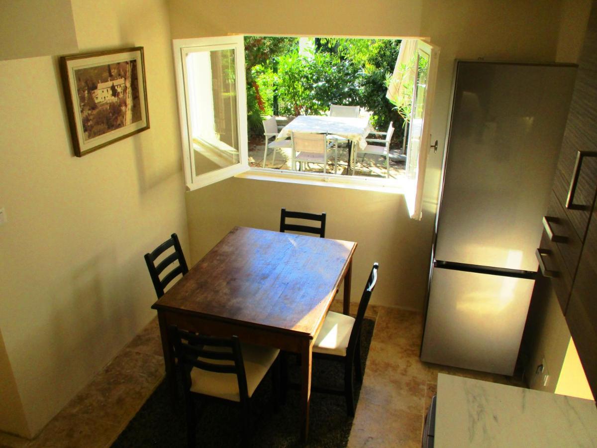 Le Mas Des Lilas Uzes Exterior photo