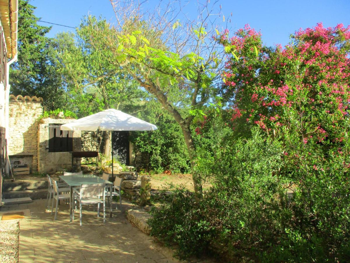 Le Mas Des Lilas Uzes Exterior photo